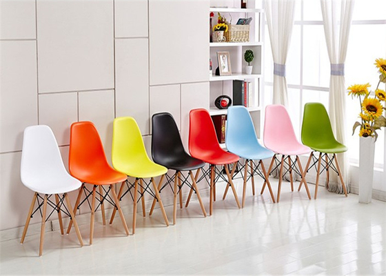 Chaise en plastique verte d'Eames confortable, style de Charles Eames dinant la chaise